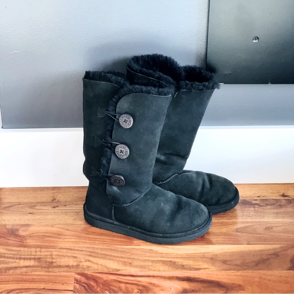UGG Bailey black with three buttons shearling boots women's size 7 US